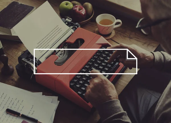 Uomo digitando sulla macchina da scrivere vintage — Foto Stock