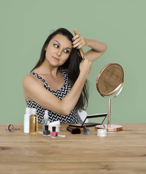 Wanita menyikat rambut — Stok Foto