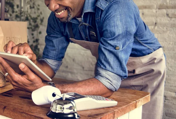 Hombre africano trabajando en panadería — Foto de Stock