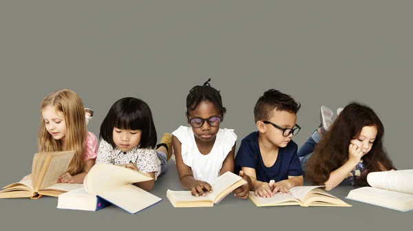 Niños leyendo libros — Foto de Stock