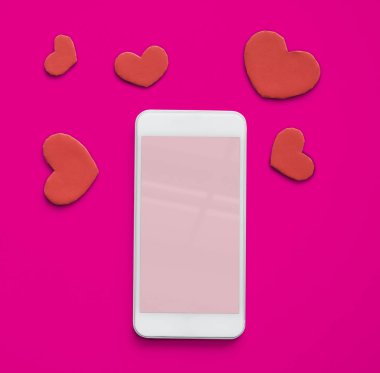 cep telefonu ve kırmızı Kalpler