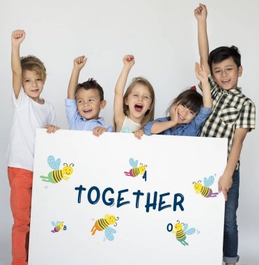Banner tutan çocuk 