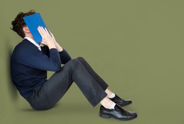 Adam için sınav kitap okumak