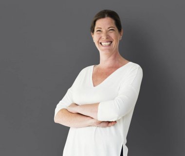 Olgun kadın stüdyoda poz