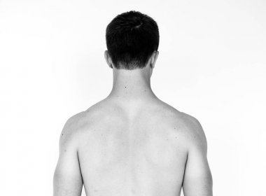 gömleksiz adam stüdyo