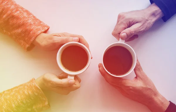 Manos sosteniendo tazas de café — Foto de Stock