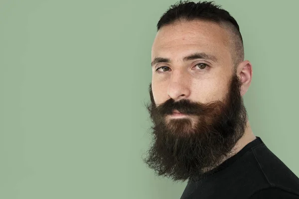 Felnőtt férfi szakállal pózol stúdió — Stock Fotó