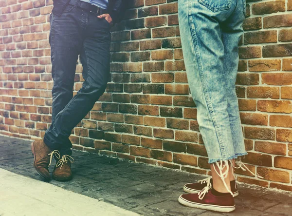 Ζευγάρι στέκεται στο δρόμο — Φωτογραφία Αρχείου
