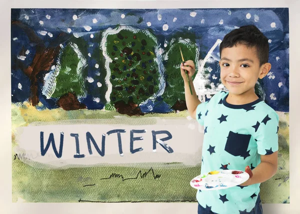 Маленький хлопчик малює на стіні — стокове фото