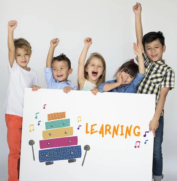 Niños sosteniendo pancarta —  Fotos de Stock