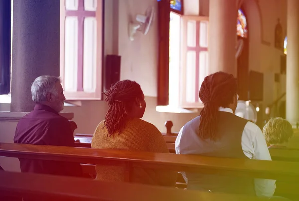 Pessoas orando na igreja — Fotografia de Stock