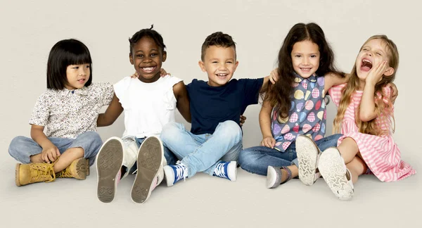 Niños sentados en el suelo juntos — Foto de Stock