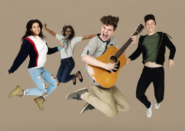 İnsanlar gitar ile atlama