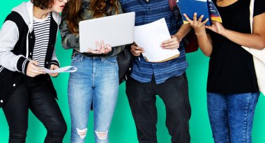  Dijital cihazlar kullanan öğrenciler