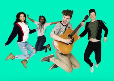 İnsanlar gitar ile atlama