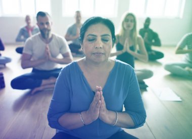 Joga sınıfta yapan insanlar