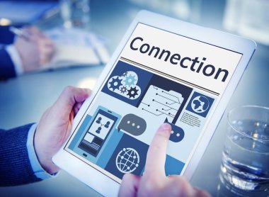 Dijital tablet kullanan kişi