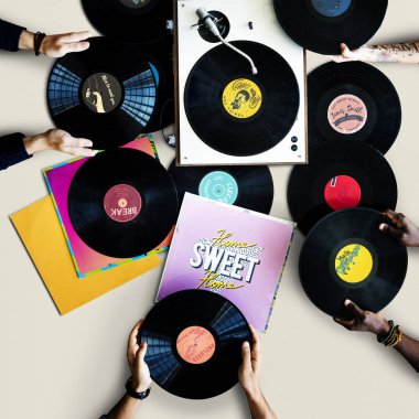 vinil kayıtlar içeren tablo