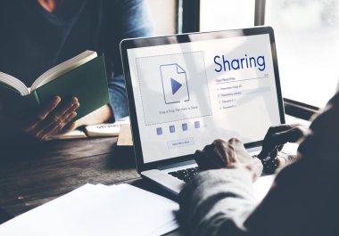 dizüstü bilgisayar kullanan adam 