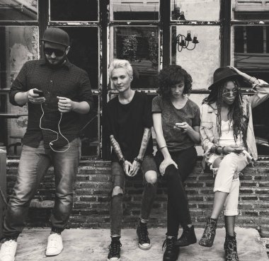 Asılı birlikte insanları