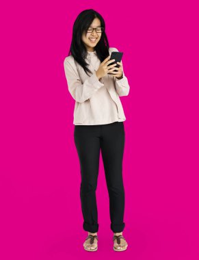 Asyalı kadın Smartphone kullanarak gülümseyen