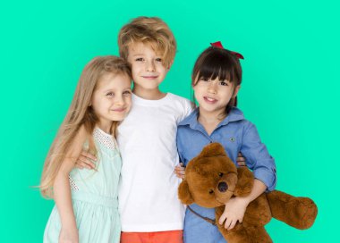 Çocuklar birlikte sarılma