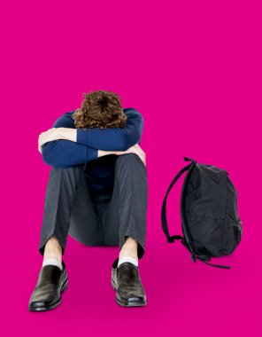 stresli öğrenci tek başına oturmak