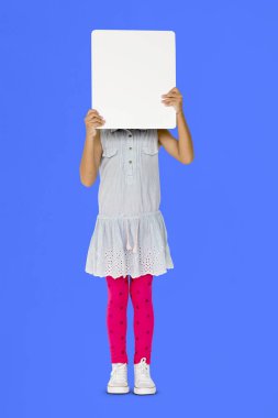 boş afişini suratla kapsayan kız