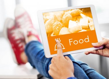 kişi holding dijital tablet