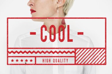 Beyaz gömlekli genç kadın