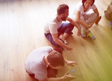 katta oturan insanlar