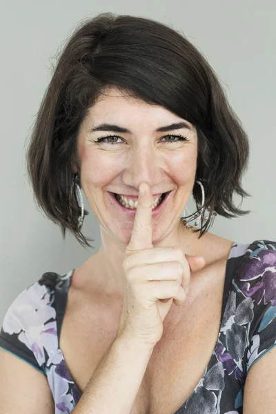 Mulher segurando o dedo na boca — Fotografia de Stock