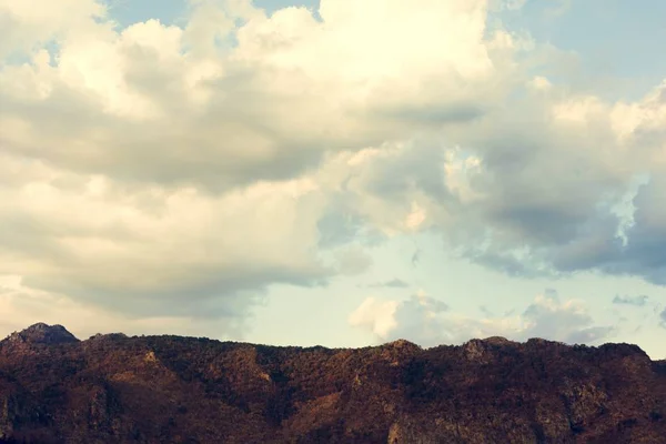 Paisaje nuboso sobre montañas en la naturaleza —  Fotos de Stock