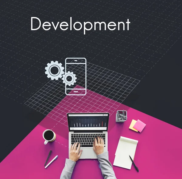 Laptop klavyesinde yazan kişi