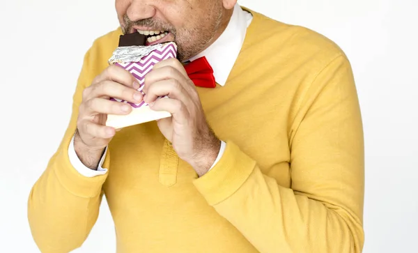 Uomo mangiare cioccolato — Foto Stock