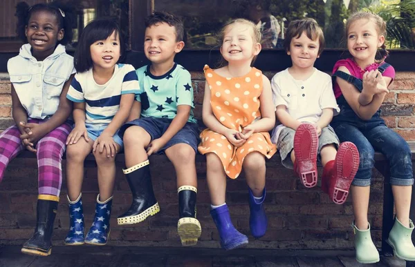 Barnen sitter på bänken — Stockfoto