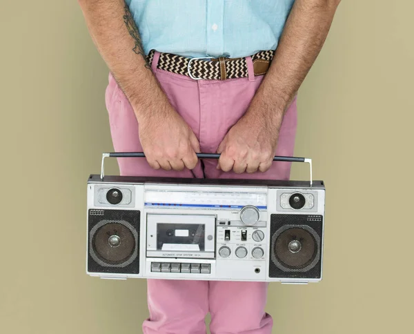 Stilvoller Mann mit Radio-Boombox — Stockfoto