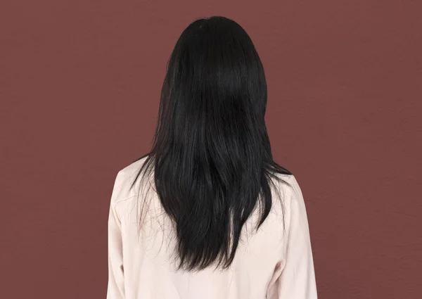 Mujer con cabello oscuro — Foto de Stock