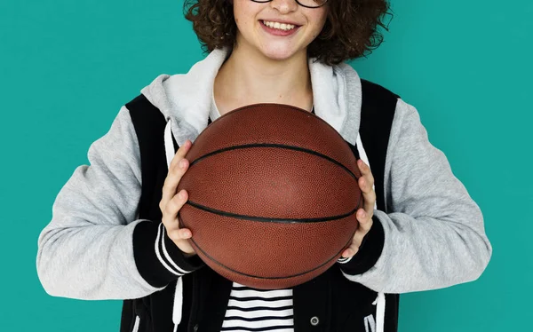 Jovem mulher com basquete — Fotografia de Stock