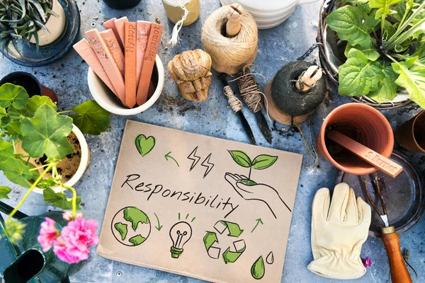 bahçe araçları ve bitkiler