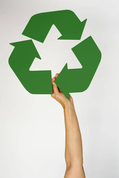 Рука тримає символ переробки — стокове фото