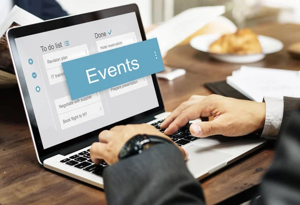 Tipik dizüstü klavye üzerinde iş adamları