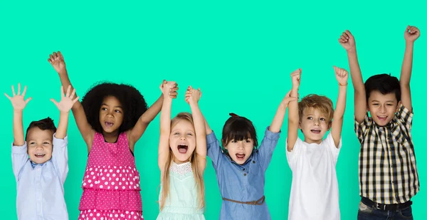 Niños tomados de la mano —  Fotos de Stock