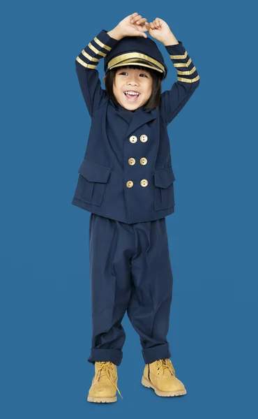Щасливий маленький хлопчик у пілотному костюмі — стокове фото