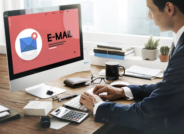 bilgisayarla çalışma iş adamı