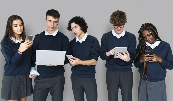 Estudiantes que utilizan dispositivos electrónicos — Foto de Stock