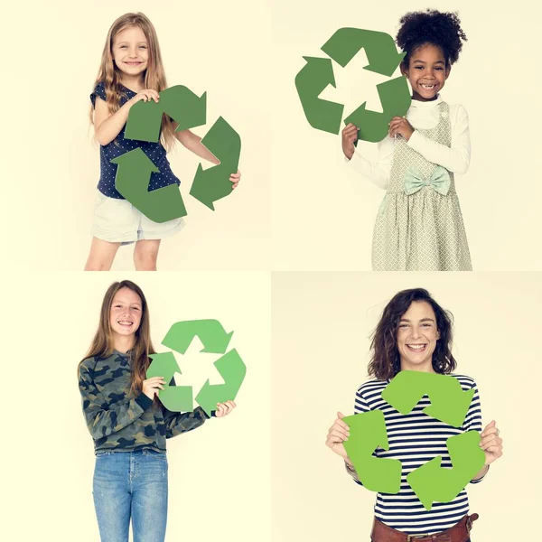 Diversidade pessoas com sinais de reciclagem — Fotografia de Stock