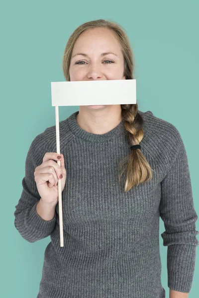 Frau mit leerer Fahne. — Stockfoto