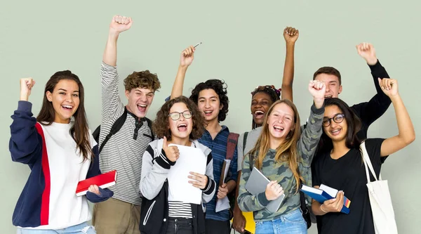 Estudantes sorrindo em pé no estúdio — Fotografia de Stock