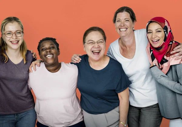 Grupp multietniskt kvinnor — Stockfoto